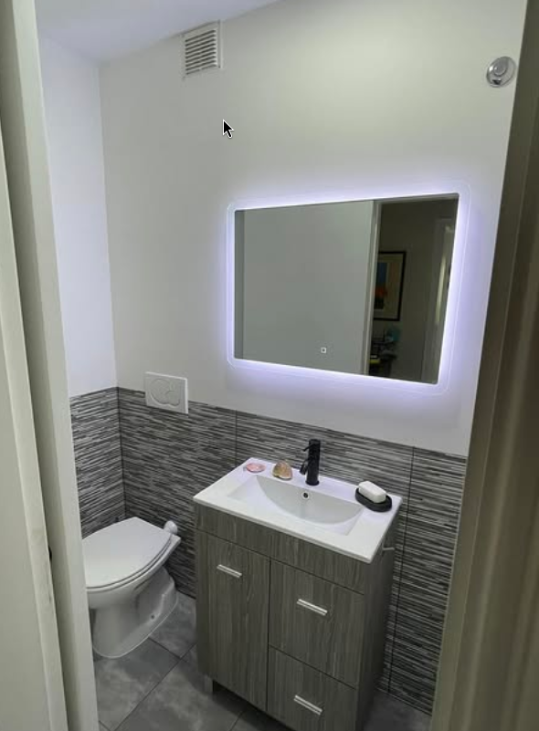 WC com cerâmica texturada